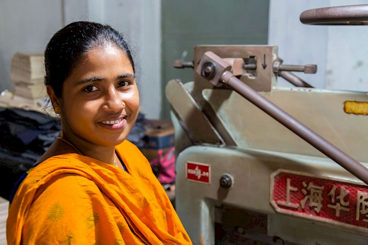 Khadiza Khatun, Mitarbeiterin in der Papierwerkstatt von Prokritee