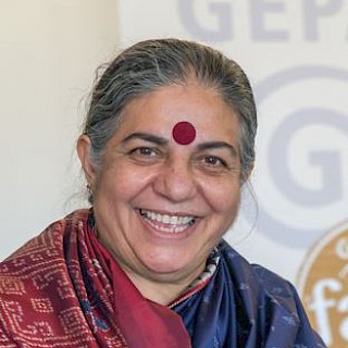 Portrait Dr. Vandana Shiva,  Trägerin alternativer Nobelpreis und  Gründerin der indischen Kleinbäuer*innen-Organisation Navdanya Foto: GEPA – The Fair Trade Company/F. Boillot
