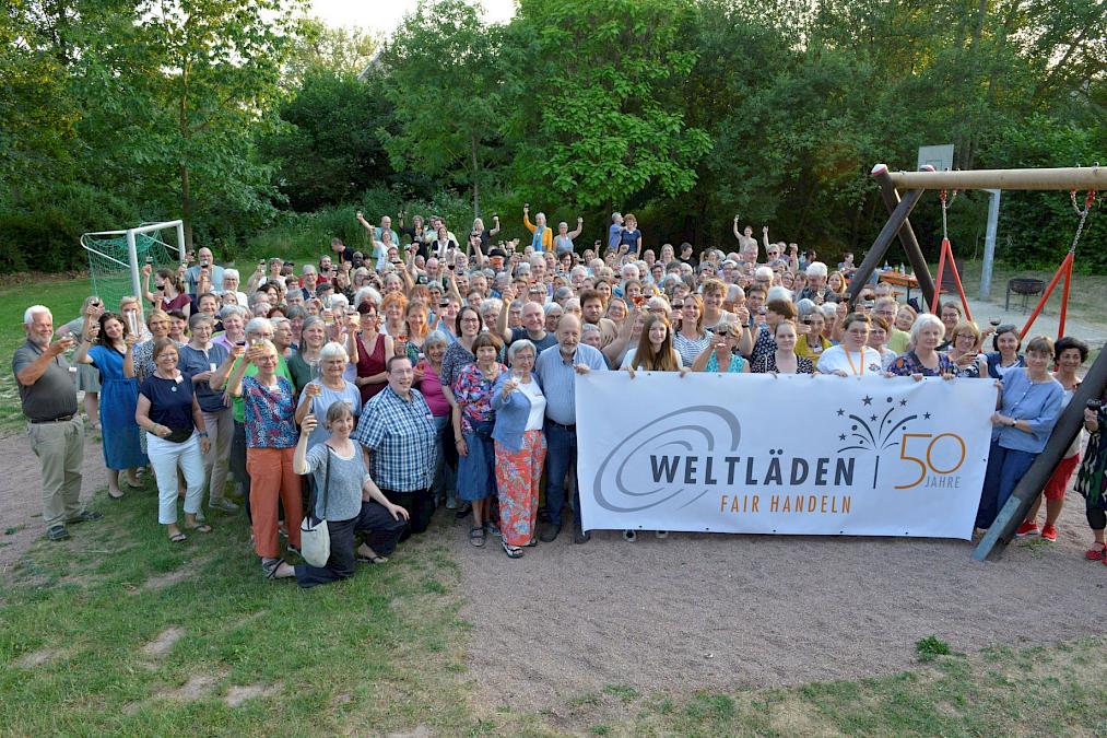 Weltladen-Aktive mit Banner 50 Jahre Weltläden