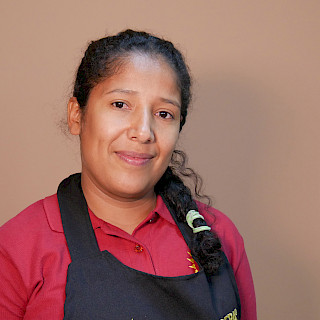 Portrait Magali Aguilar, Kaffee-Röstmeisterin und Präsidentin der Frauen-Kaffeekooperative APROLMA in Honduras